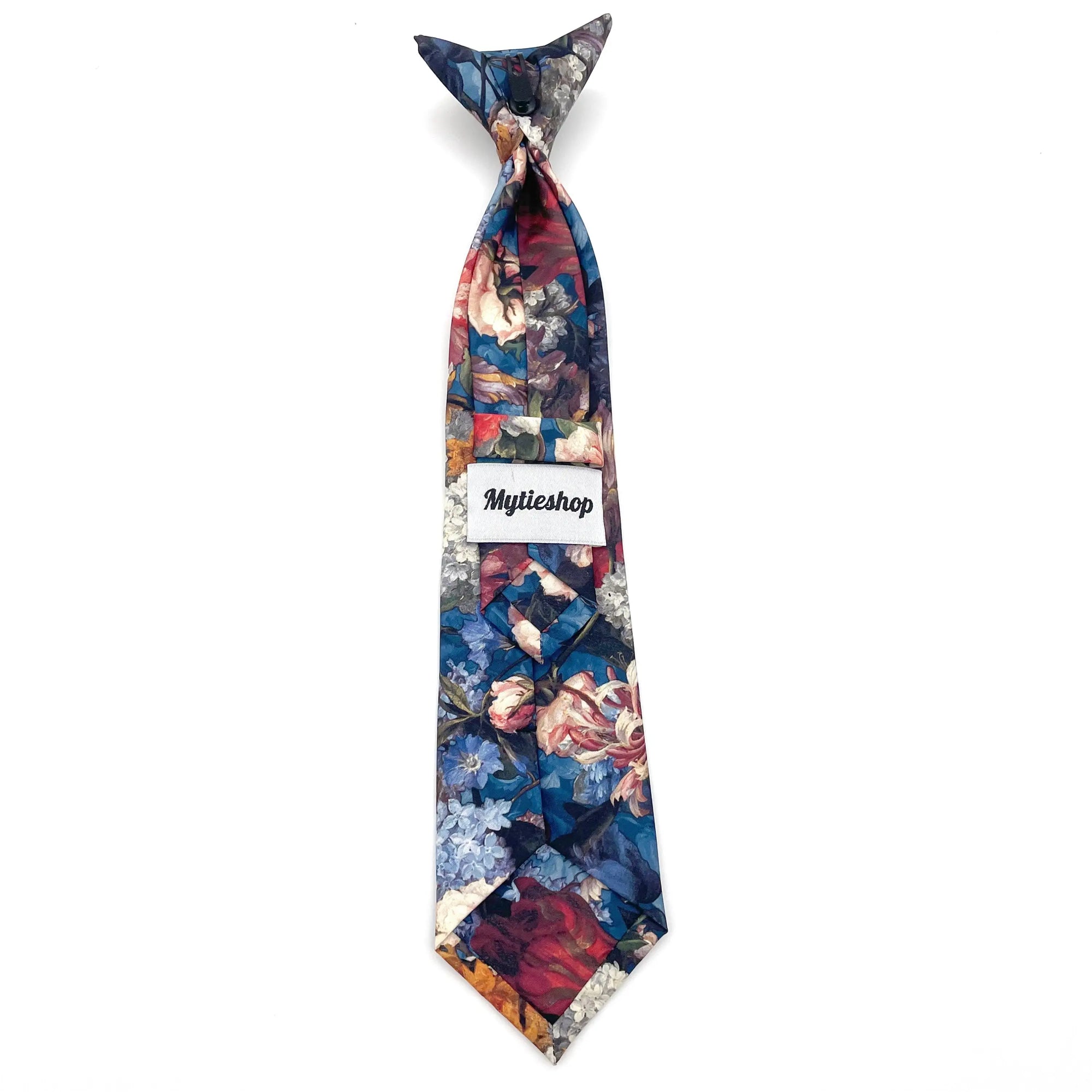 Blue Floral Boys Floral Clip On Tie 2.36 MYTIESHOP - HAMILTON-Blue Floral Boys Floral Clip On Tie - Clip on ties for kids Material: Cotton Approx Size: Color: Blue Max width: 6.5 cm / 2.4 inches 9-24 months 26 CM2-5 years 31 CM9-11 Years 43 CM To infuse a vibrant touch into your little one&#39;s attire, consider incorporating the Hamilton Boys Floral Clip On Tie. This versatile accessory is an excellent choice for various formal occasions, ranging from weddings to family gatherings. With its conveni
