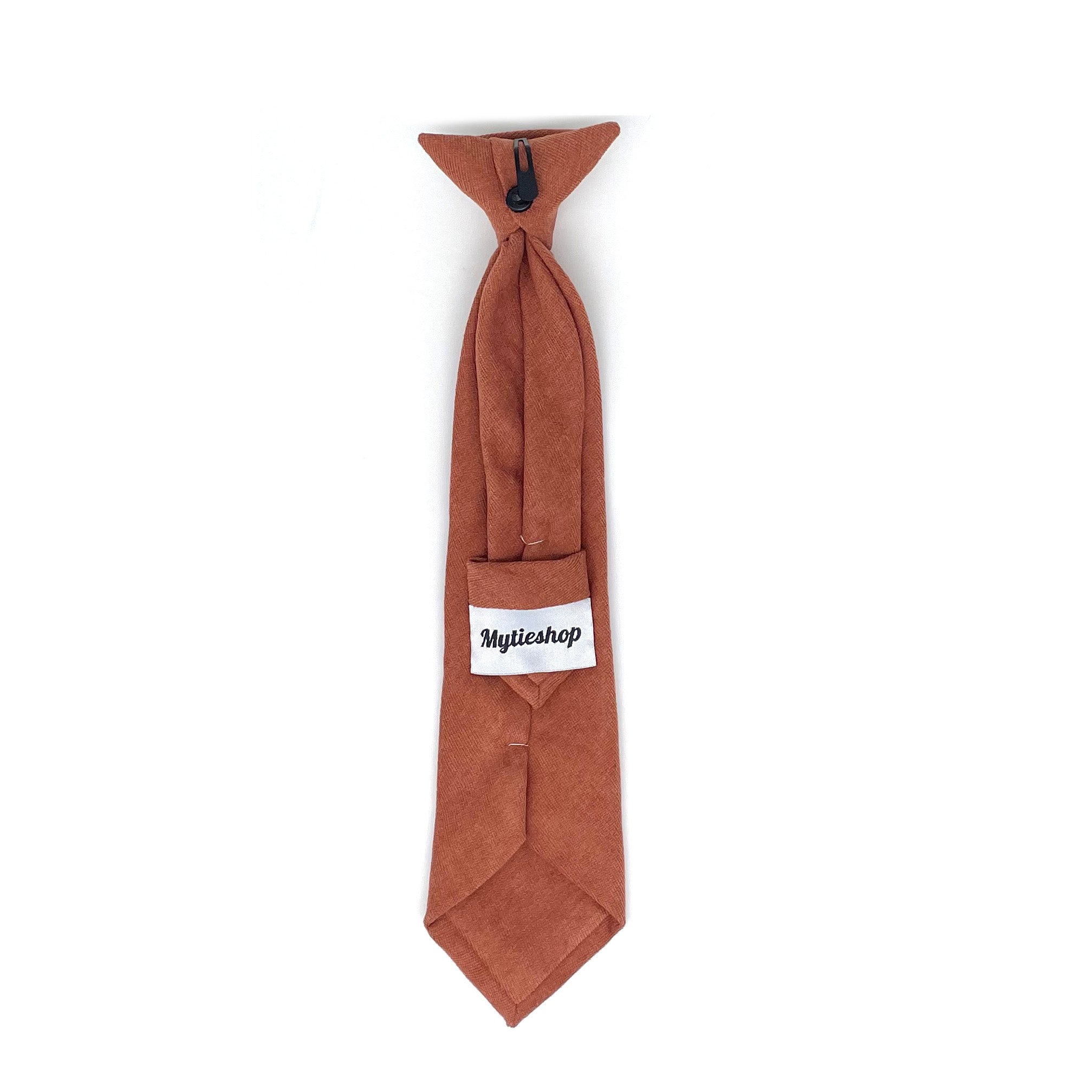 Clip on tie for kids Terracotta AUTUMN-Clip on tie for kids And Children; Junior Groomsmen Material: Suede Approx Size: Color: Terracotta Max width: 6.5 cm / 2.4 inches 9-24 months 26 CM2-5 years 31 CM9-11 Years 43 CM Add a pop of color to your little one's outfit with this Autumn Boys Floral Clip On Tie. This tie is perfect for any formal occasion, whether it's a wedding or family gathering. The clip-on design makes it easy to put on and take off, and the 2.36" size is perfect for toddlers and 