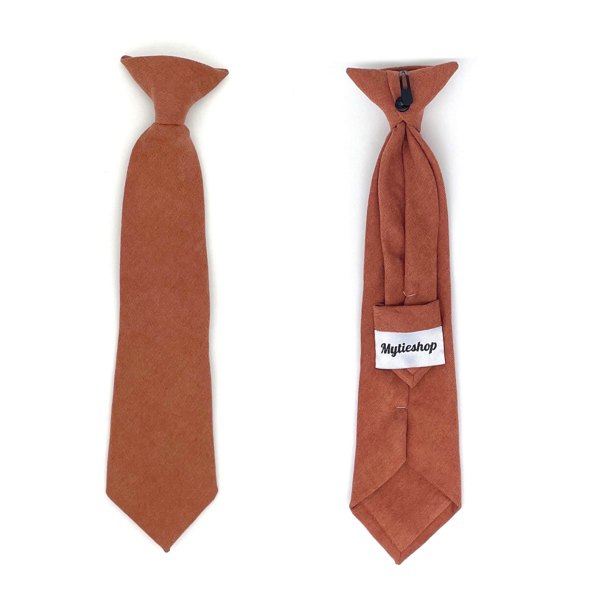 Clip on tie for kids Terracotta AUTUMN-Clip on tie for kids And Children; Junior Groomsmen Material: Suede Approx Size: Color: Terracotta Max width: 6.5 cm / 2.4 inches 9-24 months 26 CM2-5 years 31 CM9-11 Years 43 CM Add a pop of color to your little one&#39;s outfit with this Autumn Boys Floral Clip On Tie. This tie is perfect for any formal occasion, whether it&#39;s a wedding or family gathering. The clip-on design makes it easy to put on and take off, and the 2.36&quot; size is perfect for toddlers and 