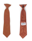 Clip on tie for kids Terracotta AUTUMN-Clip on tie for kids And Children; Junior Groomsmen Material: Suede Approx Size: Color: Terracotta Max width: 6.5 cm / 2.4 inches 9-24 months 26 CM2-5 years 31 CM9-11 Years 43 CM Add a pop of color to your little one's outfit with this Autumn Boys Floral Clip On Tie. This tie is perfect for any formal occasion, whether it's a wedding or family gathering. The clip-on design makes it easy to put on and take off, and the 2.36" size is perfect for toddlers and 