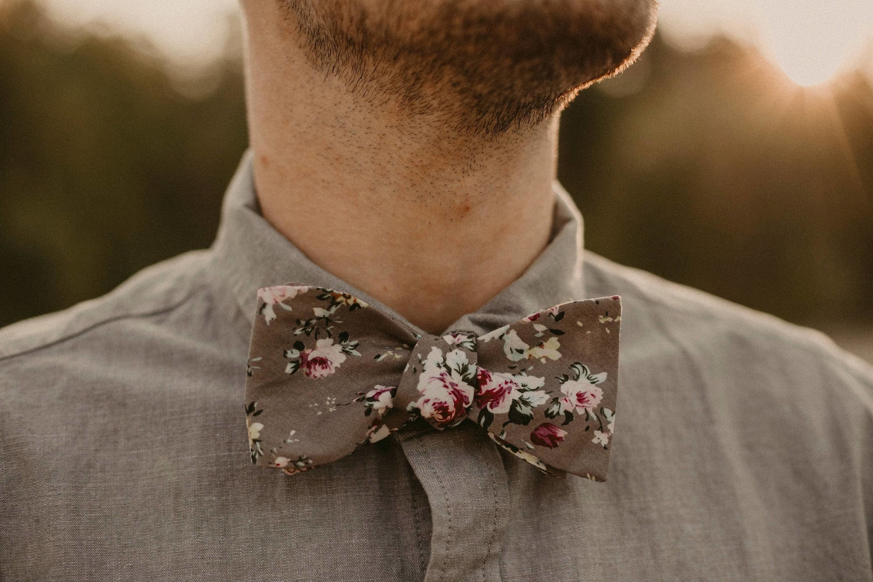 Gray Floral Bow Tie Self Tie Taupe SANDY Mytieshop-Gray Floral Bow Tie Self Tie 100% Cotton Flannel Handmade Adjustable to fit most neck sizes 13 3/4&quot; - 18&quot; Color: Mauve Sandy Bow tie for men. Mauve bow tie for men. White green blue and burgundy flowers. Spring has sprung with this dashing SANDY Mauve Self Tie Bow Tie. A light pink, green and blue tie for a modern gentleman. This tie is perfect for any season, with a versatile color palette that pops. Whether you wear it to your next wedding or 