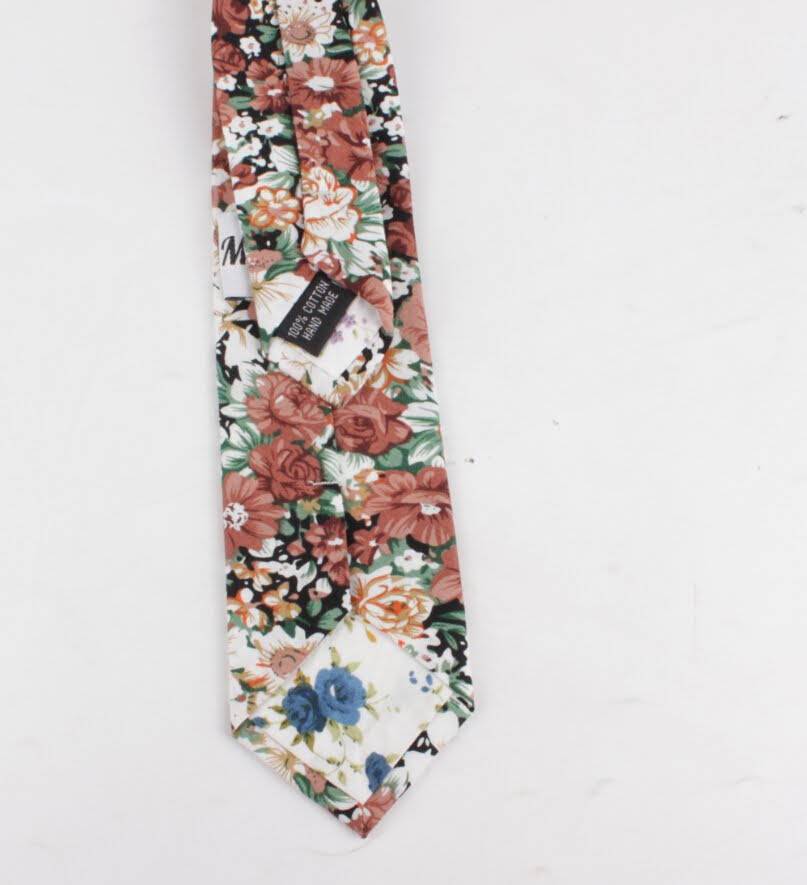Orange Boys Floral Clip On Tie 2.3 PEACH Mytieshop-Material:Cotton Blend Approx Size: Max width: 6.5 cm / 2.4 inches 9-24 months 26 CM2-5 years 31 CM9-11 Years 43 CM Great for ring bearers Best gift for 2 to 12 years old boys, cute and stylish. This beautiful orange tie has a floral design and will make any boy look sharp. It's perfect for a formal event, like a wedding or graduation, or just to dress up a casual outfit. The clip-on design makes it super easy to put on and take off, so your litt