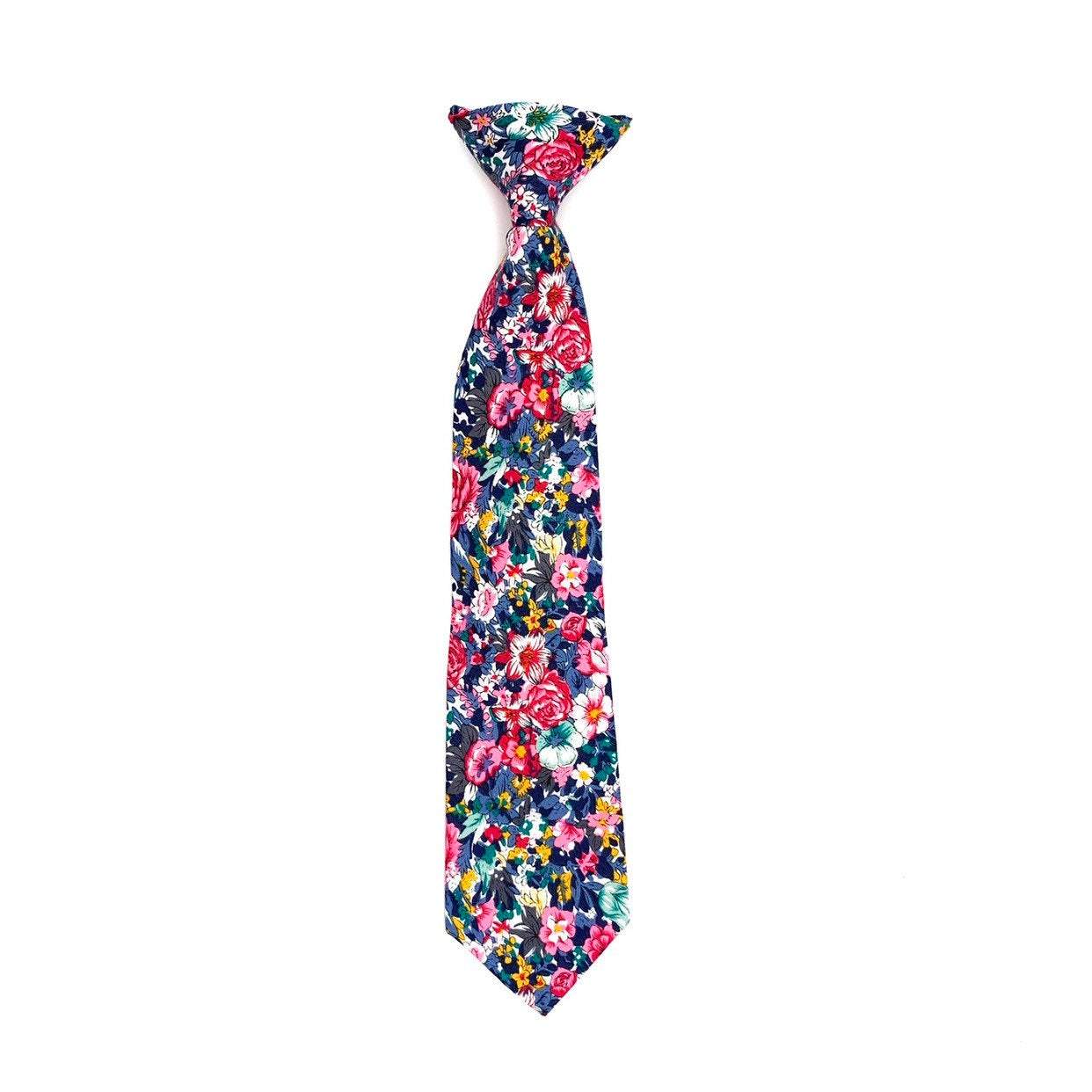 Pink Boys Floral Clip On Tie 2.3&quot; ROBERT MYTIESHOP-Material:Cotton Blend Approx Size: Max width: 6.5 cm / 2.4 inches 9-24 months 26 CM2-5 years 31 CM9-11 Years 43 CM Great for: Groom Groomsmen Wedding Shoots Formal Prom Fancy Parties Gifts and presents-Mytieshop